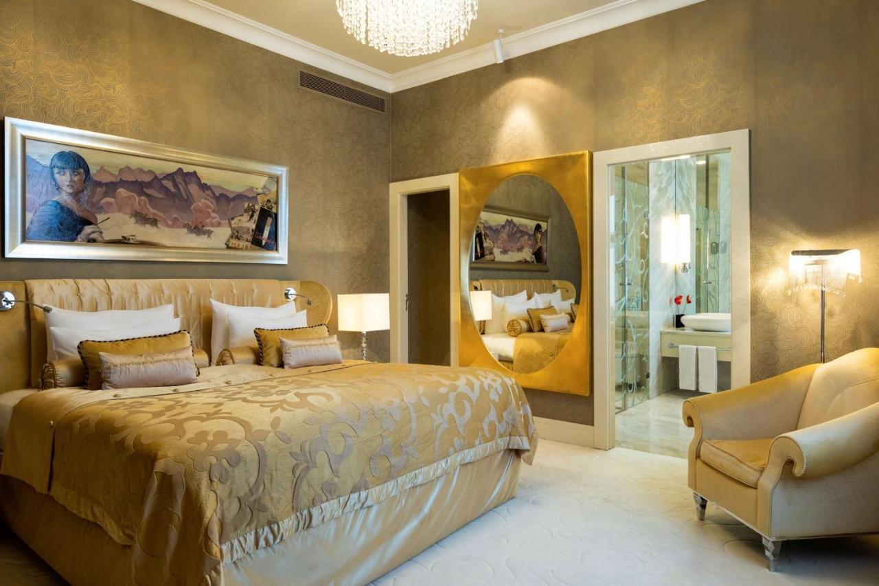 Grand Hotel Kempinski High Tatras Strbske Pleso Ngoại thất bức ảnh A bedroom at the hotel