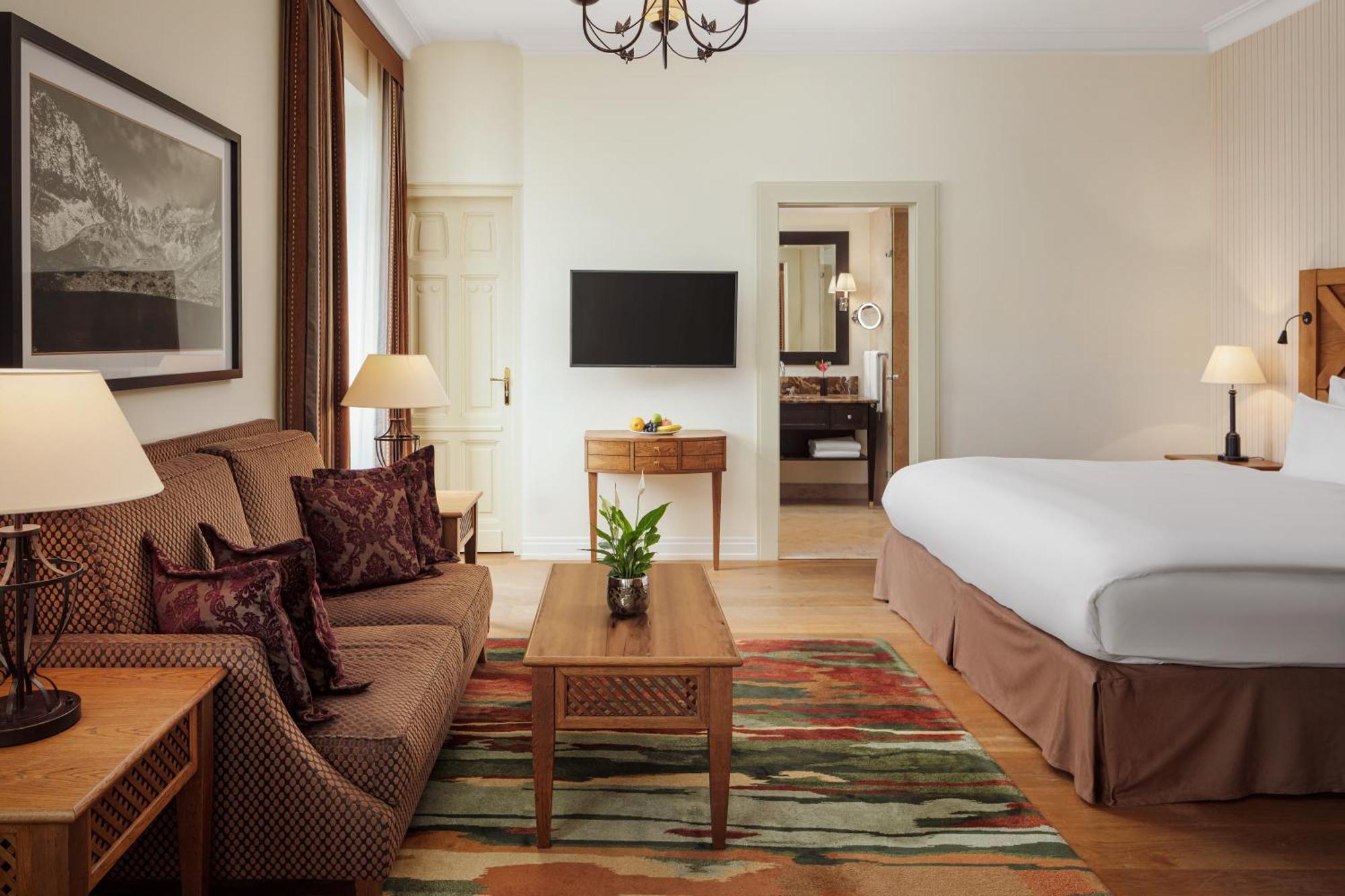 Grand Hotel Kempinski High Tatras Strbske Pleso Ngoại thất bức ảnh A suite at the hotel