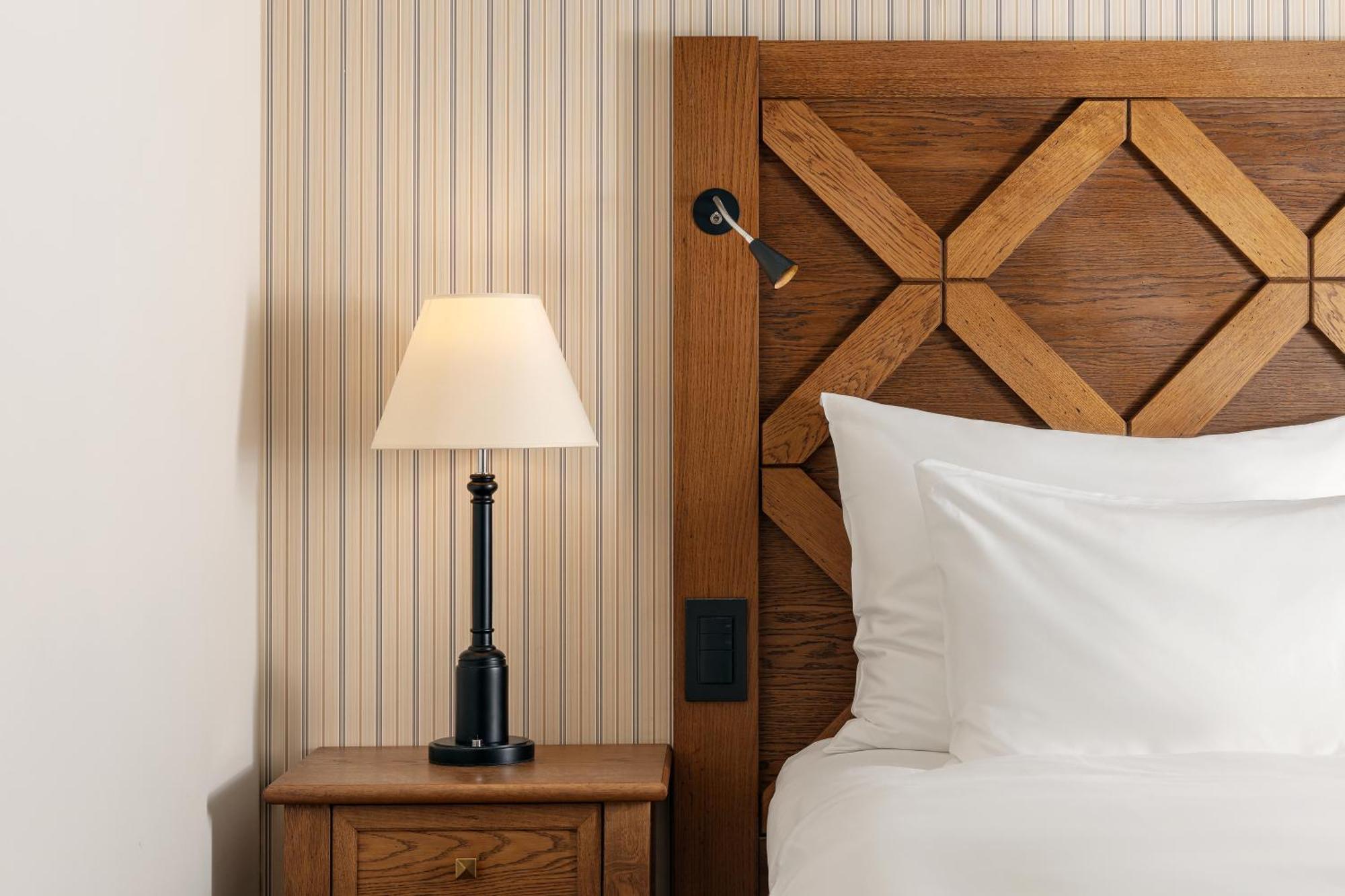 Grand Hotel Kempinski High Tatras Strbske Pleso Ngoại thất bức ảnh A bedside table with a lamp
